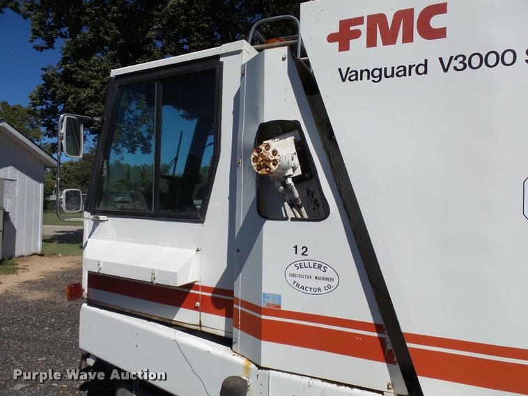 image for item DA9815 1989 FMC Vanguard V3000SP street sweeper