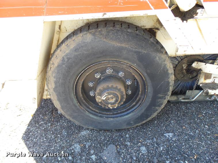 image for item DA9815 1989 FMC Vanguard V3000SP street sweeper