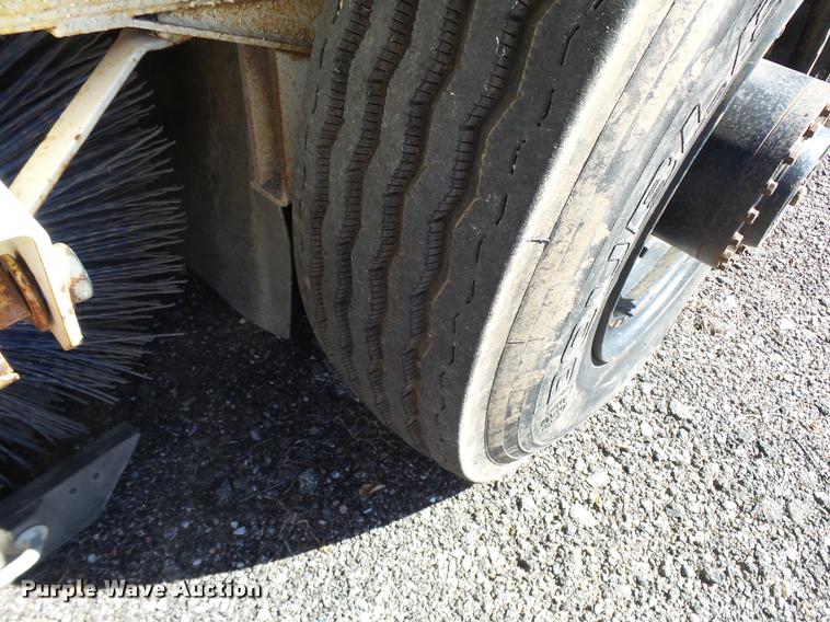 image for item DA9815 1989 FMC Vanguard V3000SP street sweeper