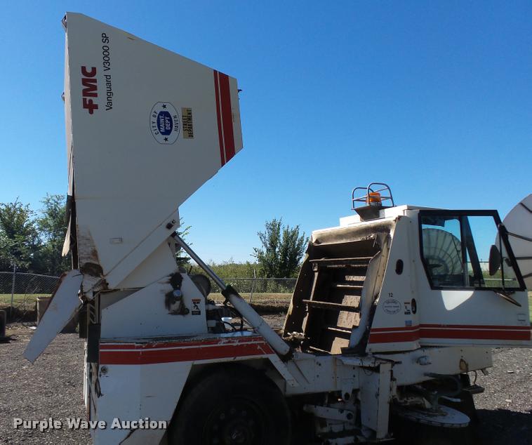 image for item DA9815 1989 FMC Vanguard V3000SP street sweeper