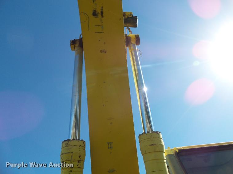 image for item J4752 1998 Komatsu PC200LC excavator