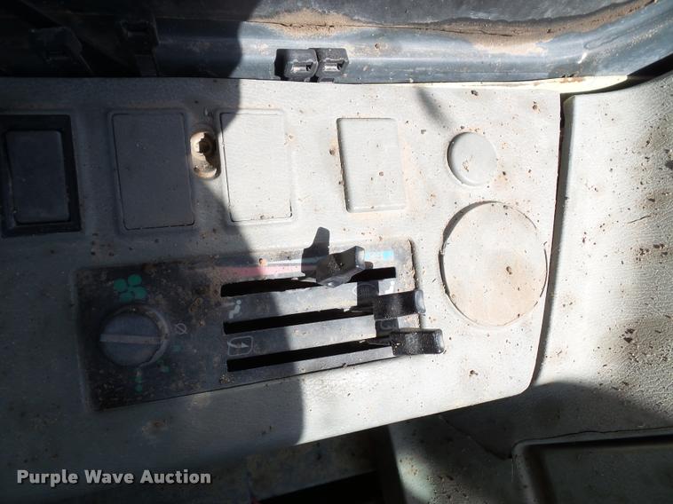 image for item J4752 1998 Komatsu PC200LC excavator