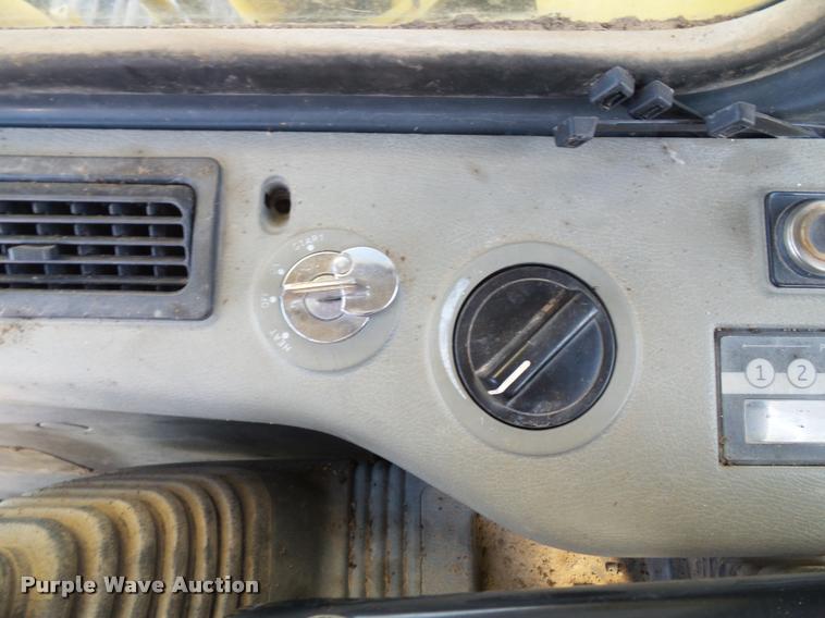 image for item J4752 1998 Komatsu PC200LC excavator