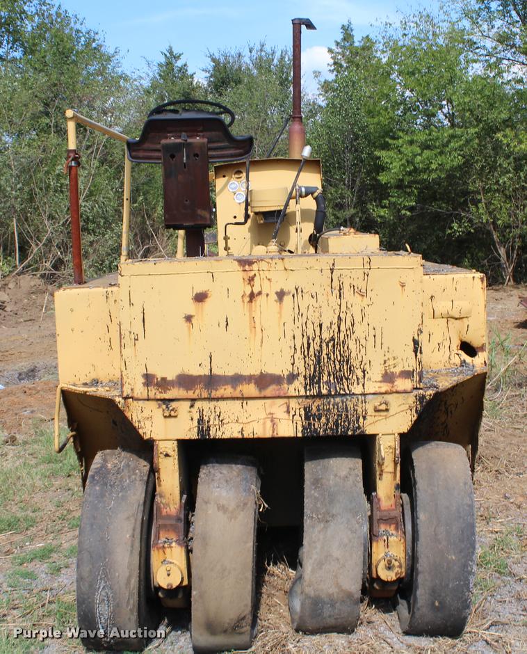 image for item K1964 Tampo pneumatic roller