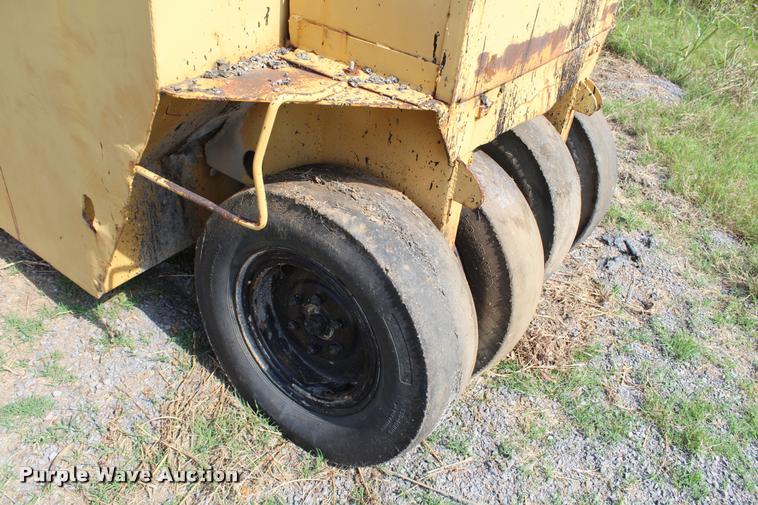 image for item K1964 Tampo pneumatic roller