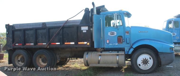 image for item K1971 1995 International 9400 dump truck