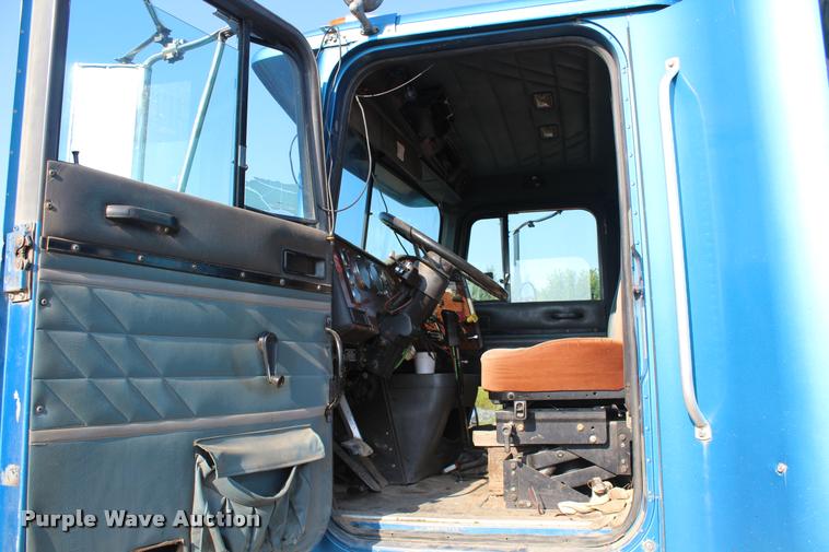 image for item K1971 1995 International 9400 dump truck