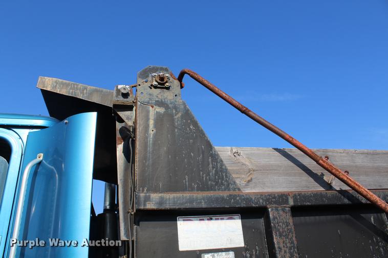image for item K1971 1995 International 9400 dump truck