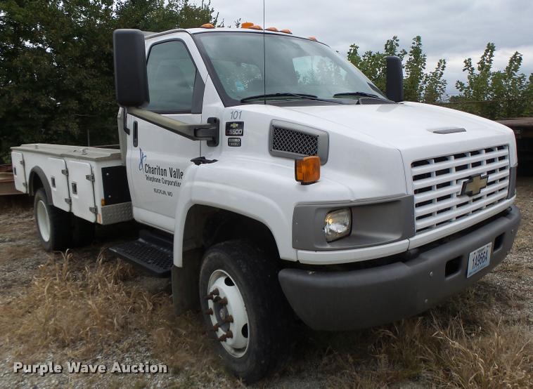 image for item K5678 2005 Chevrolet C5500 flatbed truck