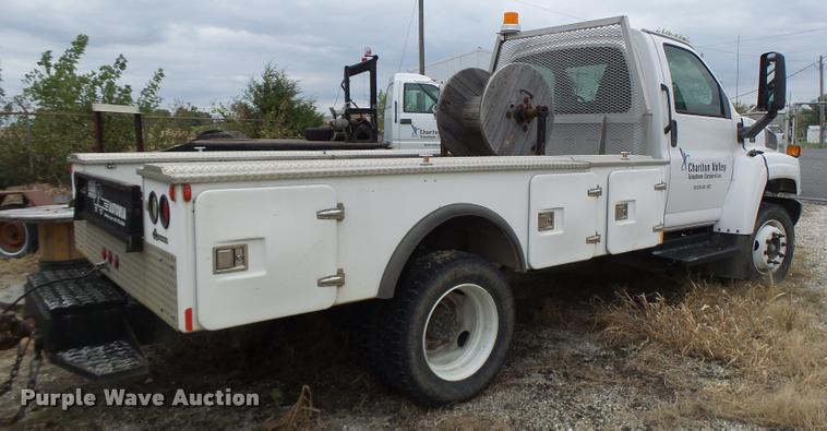 image for item K5678 2005 Chevrolet C5500 flatbed truck