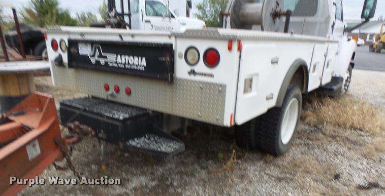 image for item K5678 2005 Chevrolet C5500 flatbed truck