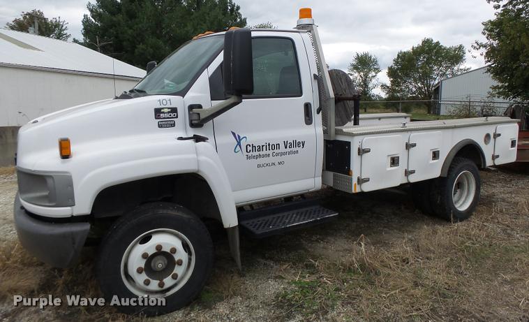 image for item K5678 2005 Chevrolet C5500 flatbed truck