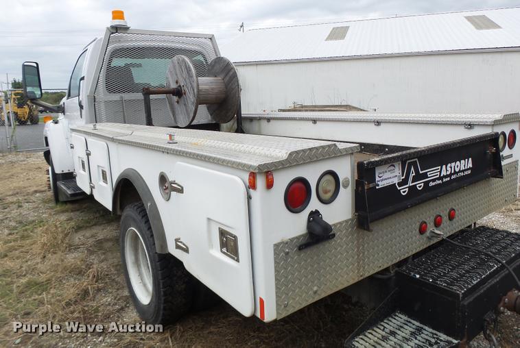 image for item K5678 2005 Chevrolet C5500 flatbed truck