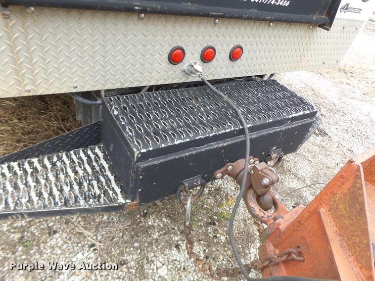 image for item K5678 2005 Chevrolet C5500 flatbed truck