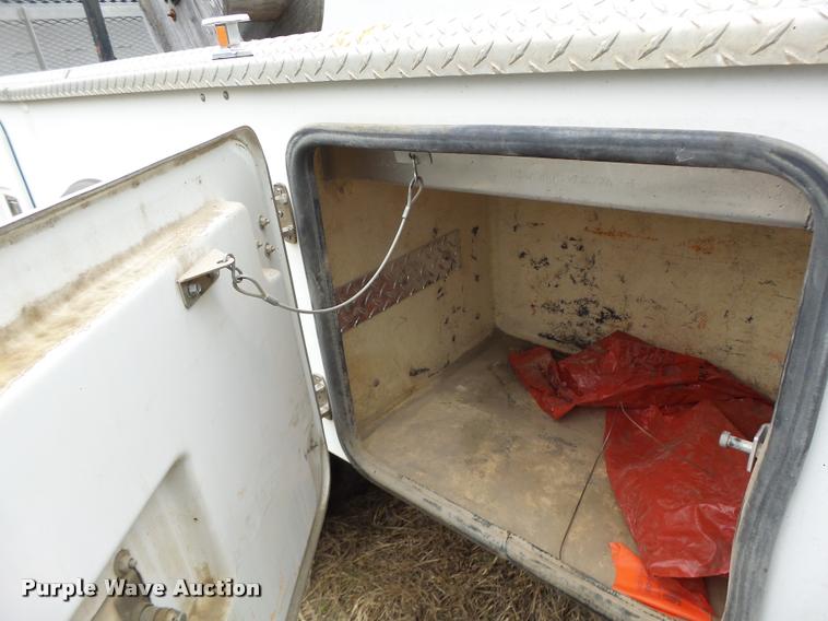 image for item K5678 2005 Chevrolet C5500 flatbed truck