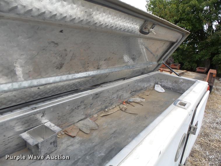 image for item K5678 2005 Chevrolet C5500 flatbed truck