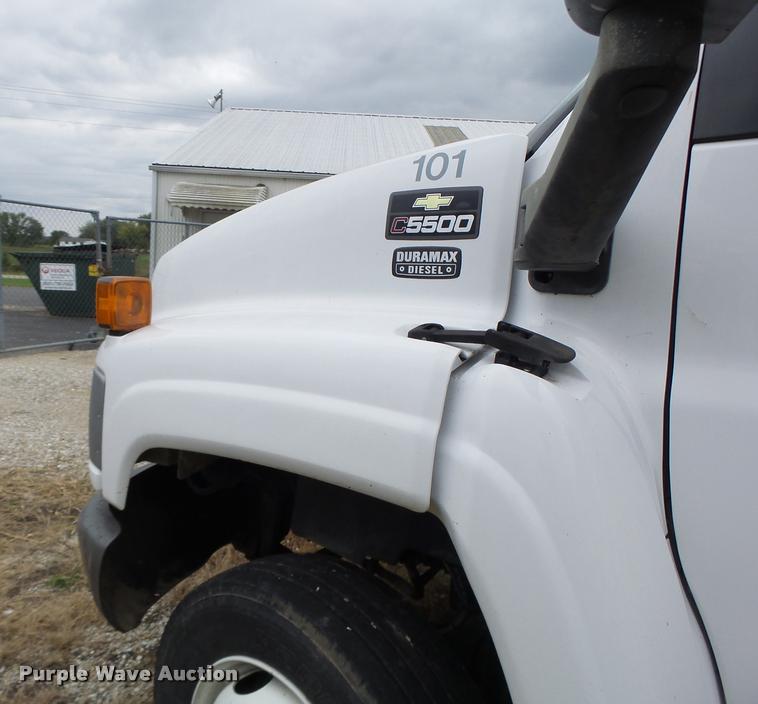 image for item K5678 2005 Chevrolet C5500 flatbed truck