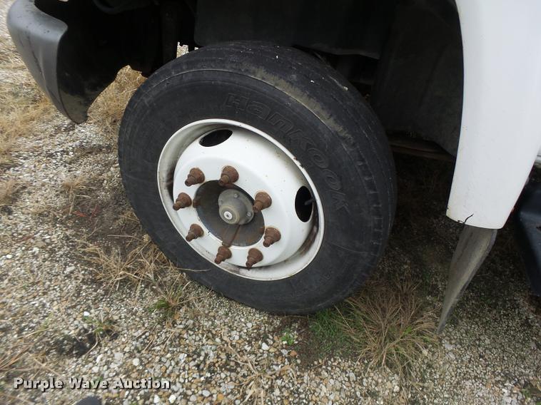 image for item K5678 2005 Chevrolet C5500 flatbed truck