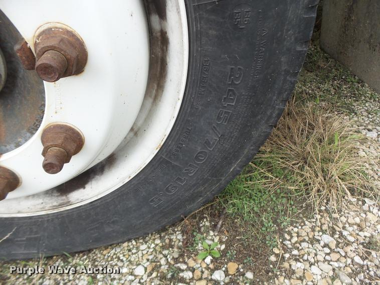 image for item K5678 2005 Chevrolet C5500 flatbed truck