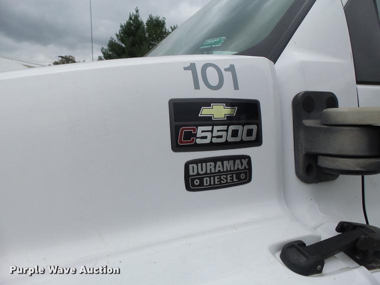 image for item K5678 2005 Chevrolet C5500 flatbed truck