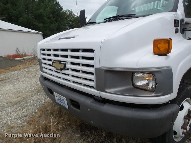 image for item K5678 2005 Chevrolet C5500 flatbed truck