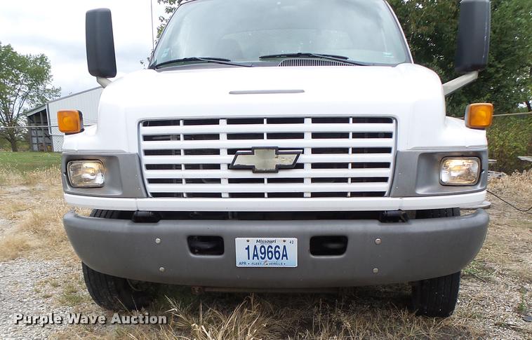 image for item K5678 2005 Chevrolet C5500 flatbed truck