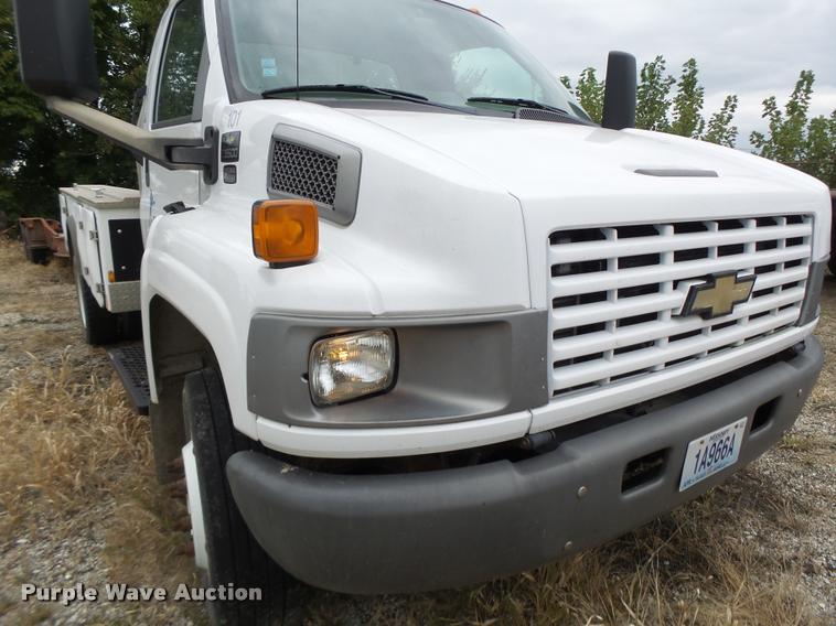 image for item K5678 2005 Chevrolet C5500 flatbed truck