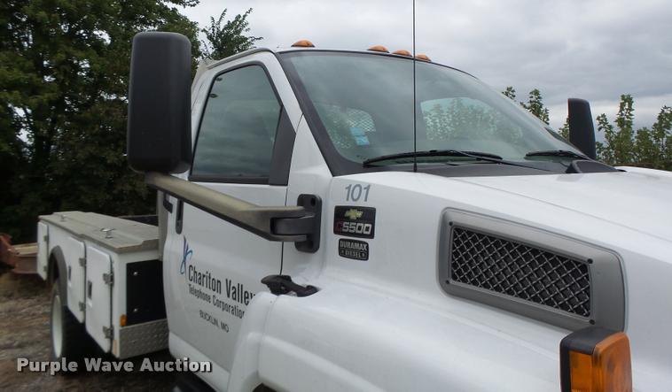 image for item K5678 2005 Chevrolet C5500 flatbed truck