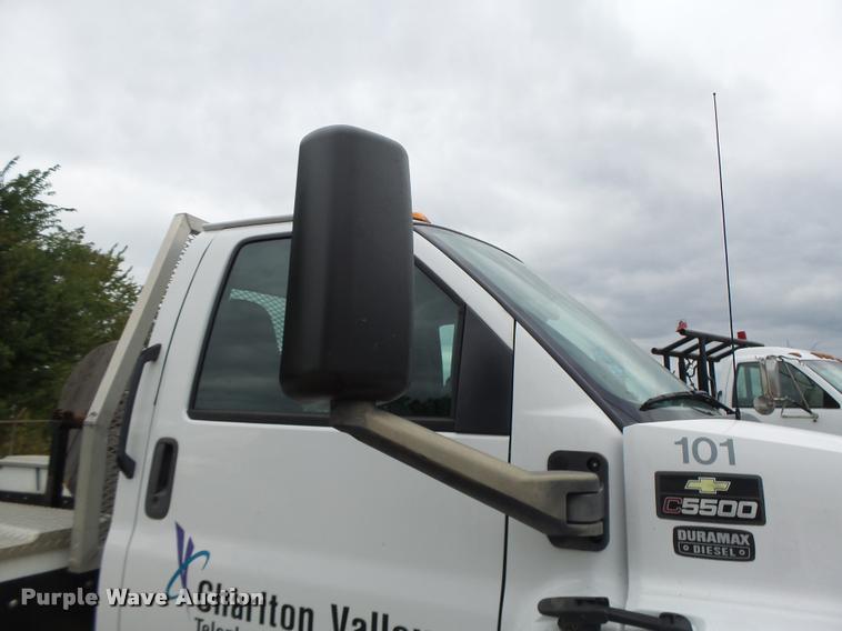 image for item K5678 2005 Chevrolet C5500 flatbed truck