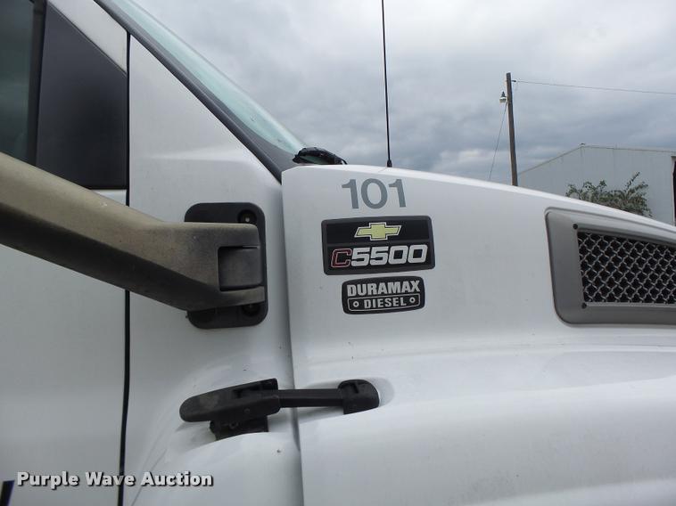 image for item K5678 2005 Chevrolet C5500 flatbed truck