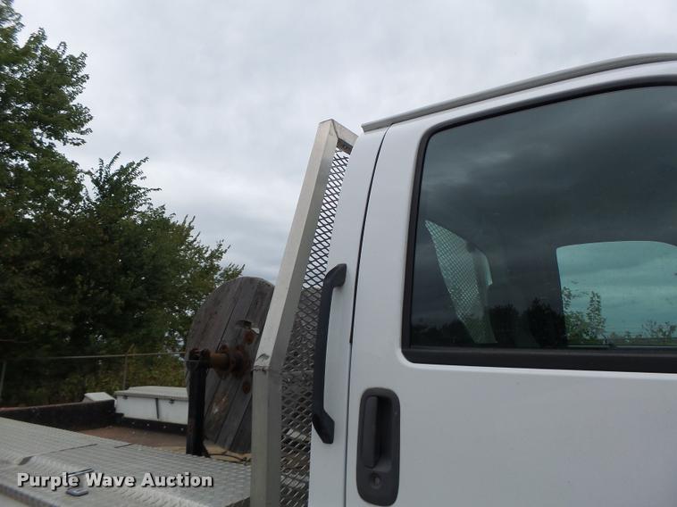 image for item K5678 2005 Chevrolet C5500 flatbed truck