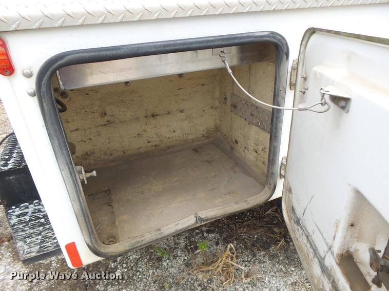 image for item K5678 2005 Chevrolet C5500 flatbed truck