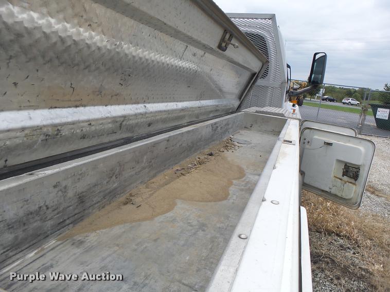 image for item K5678 2005 Chevrolet C5500 flatbed truck