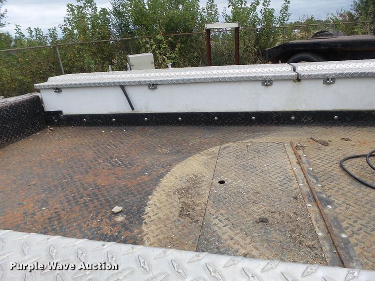 image for item K5678 2005 Chevrolet C5500 flatbed truck