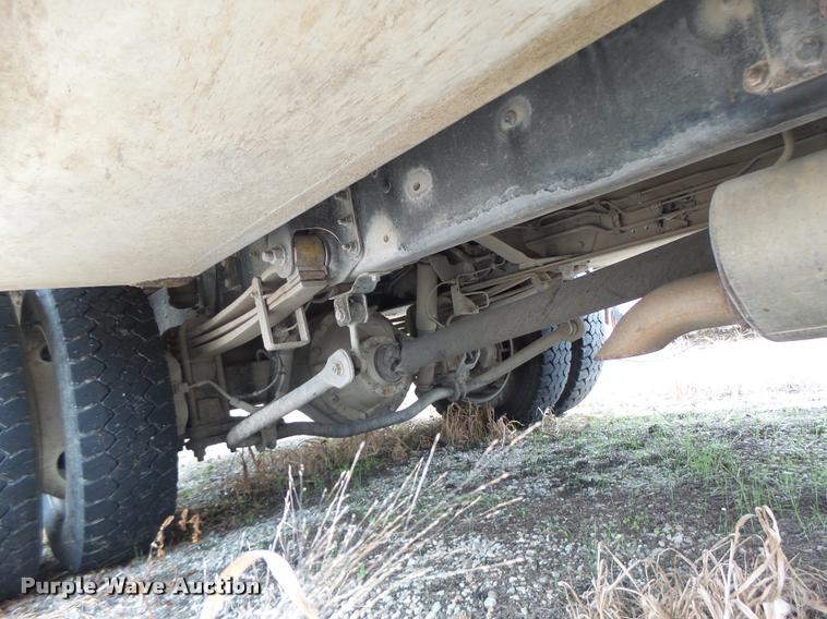 image for item K5678 2005 Chevrolet C5500 flatbed truck