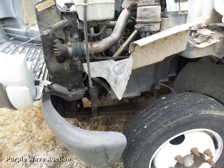 image for item K5678 2005 Chevrolet C5500 flatbed truck