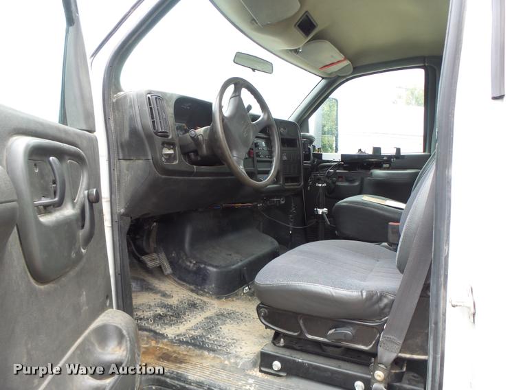 image for item K5678 2005 Chevrolet C5500 flatbed truck