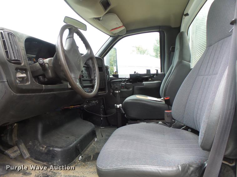 image for item K5678 2005 Chevrolet C5500 flatbed truck