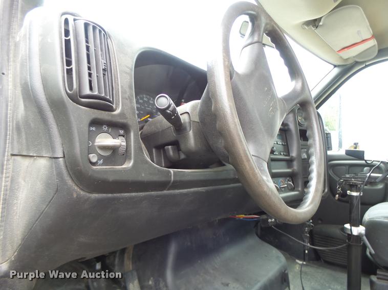 image for item K5678 2005 Chevrolet C5500 flatbed truck