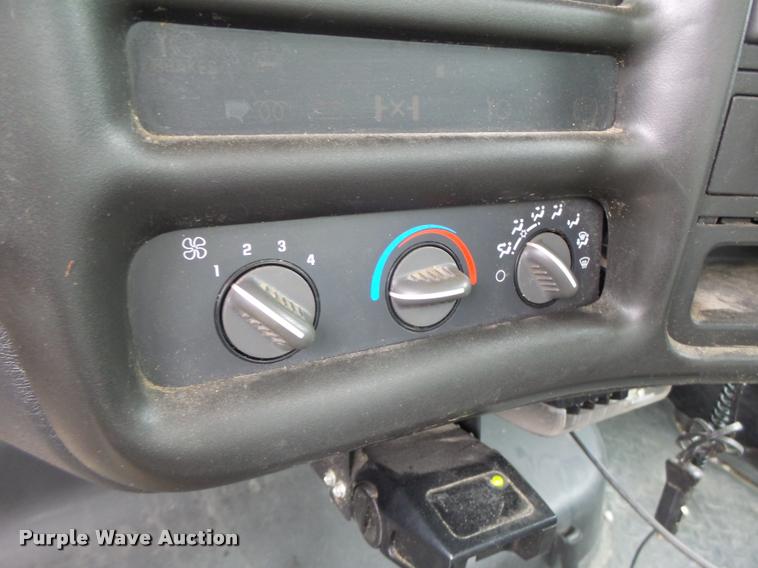 image for item K5678 2005 Chevrolet C5500 flatbed truck