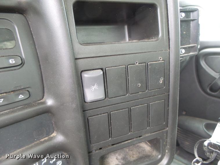 image for item K5678 2005 Chevrolet C5500 flatbed truck