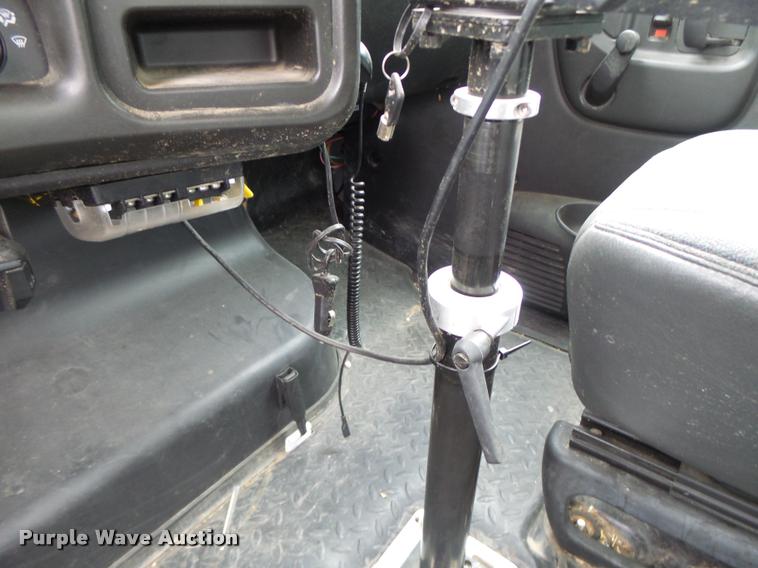 image for item K5678 2005 Chevrolet C5500 flatbed truck