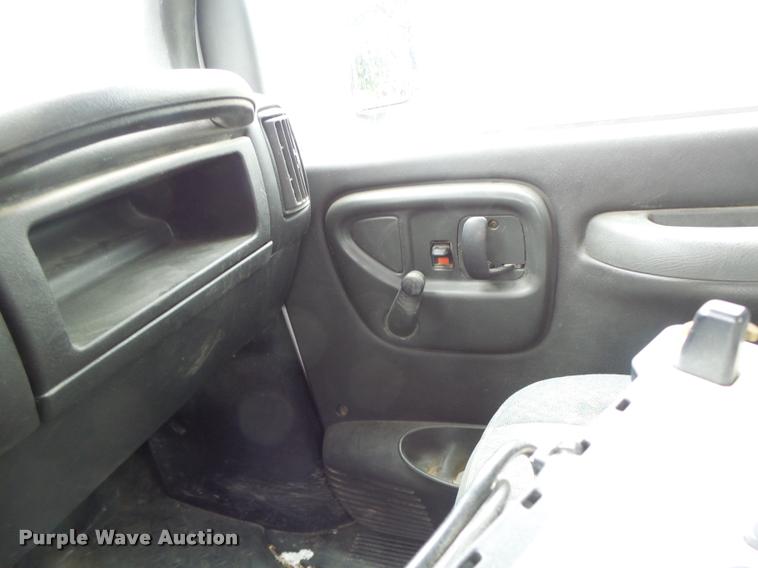 image for item K5678 2005 Chevrolet C5500 flatbed truck