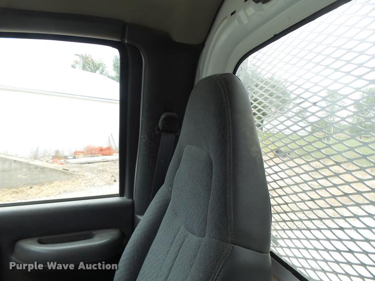 image for item K5678 2005 Chevrolet C5500 flatbed truck