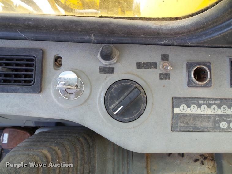 image for item K8167 1999 Komatsu PC200LC excavator