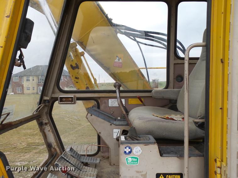 image for item L3257 1985 John Deere 490 excavator