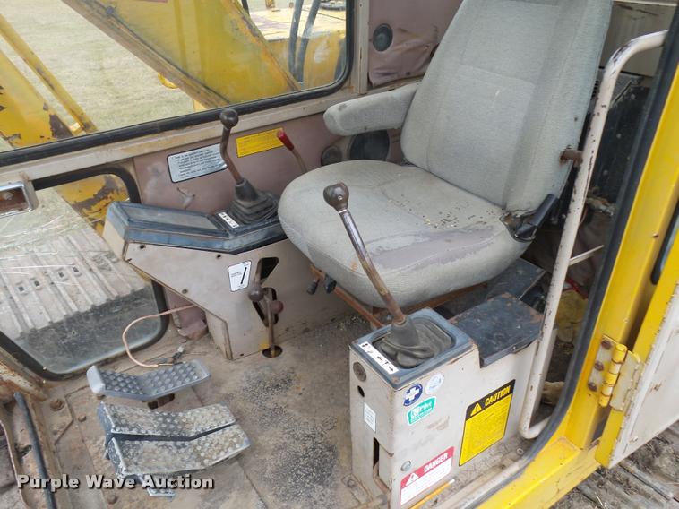 image for item L3257 1985 John Deere 490 excavator