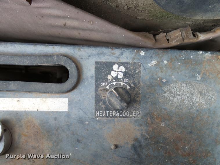 image for item L3257 1985 John Deere 490 excavator