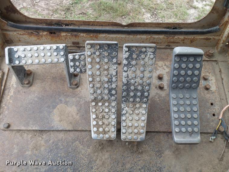 image for item L3257 1985 John Deere 490 excavator