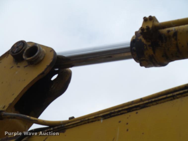 image for item L3257 1985 John Deere 490 excavator